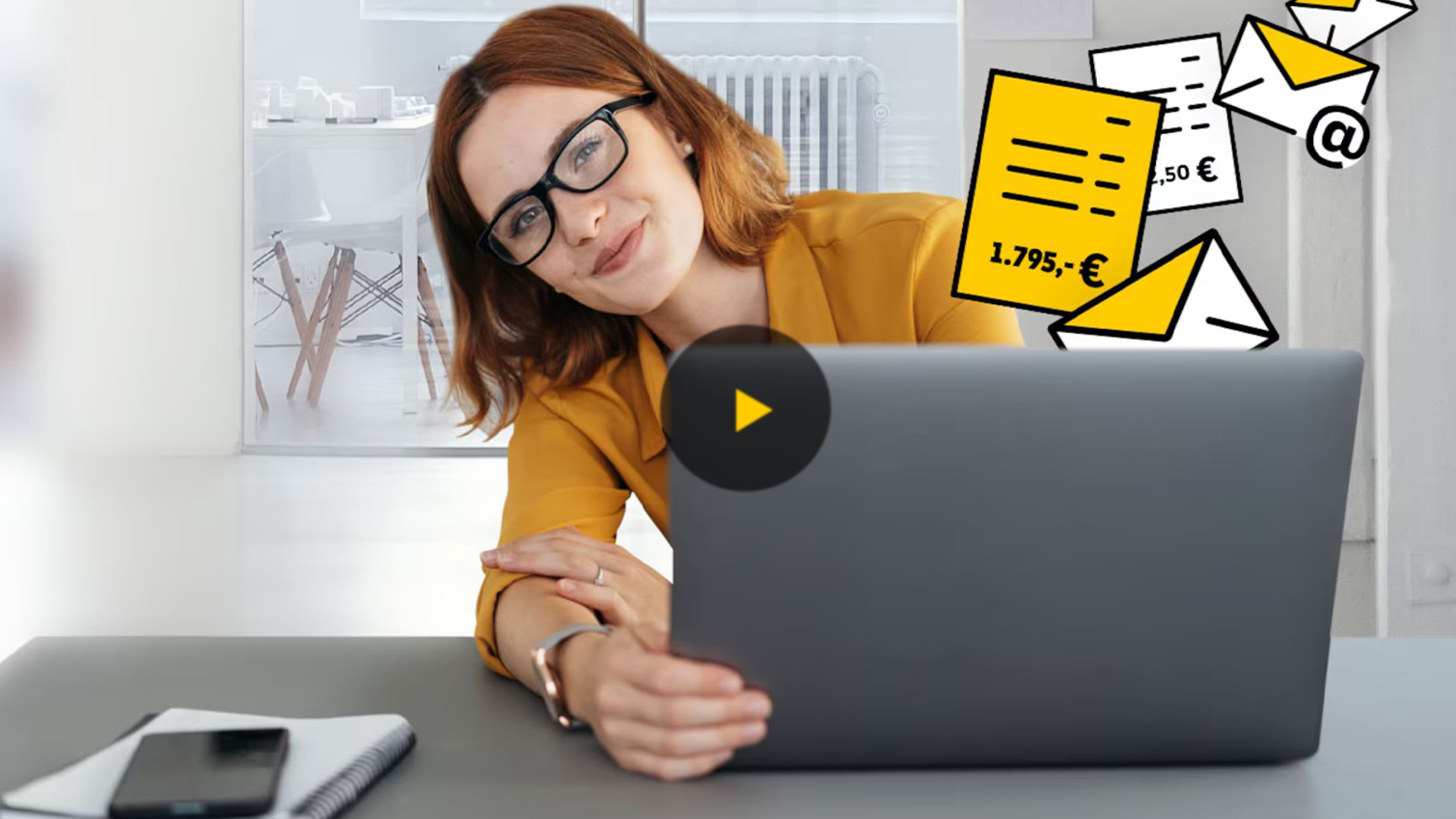 Bild einer Frau die am Notebook sitzt und Rechnungen empfängt
